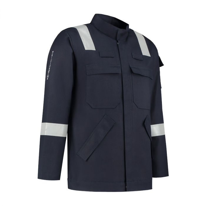 Dapro multinorm jas in navy blauw, ontworpen voor duurzaamheid en comfort. Deze jas is vlamvertragend, antistatisch, lasbestendig, chemisch resistent, en biedt arc flash bescherming met reflecterende striping voor maximale veiligheid. Voorzien van een elastische onderrand voor de perfecte pasvorm.